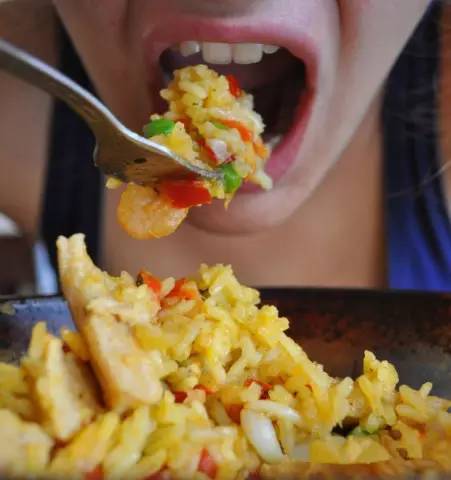 旅行中如何降低饮食诱惑的策略